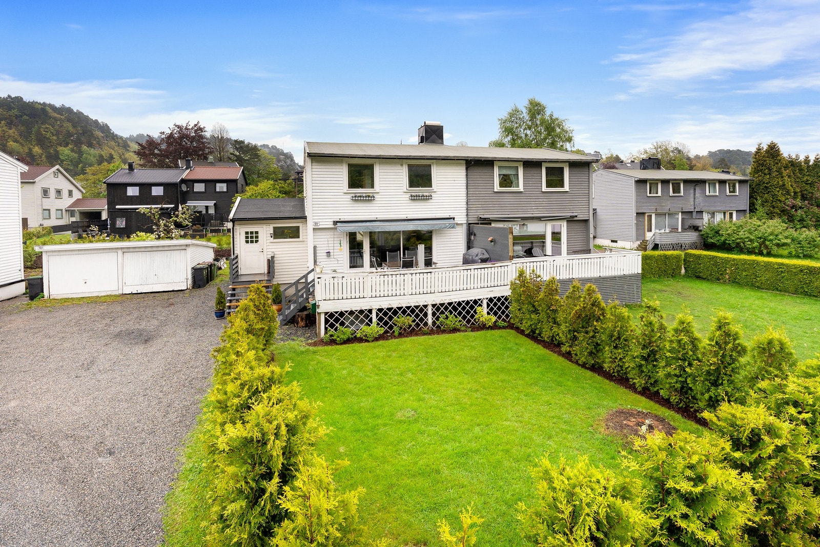 Tomannsbolig med stor terrasse, hage og garasje, beliggende i et rolig nabolag med nærhet til naturen. Galleribilde