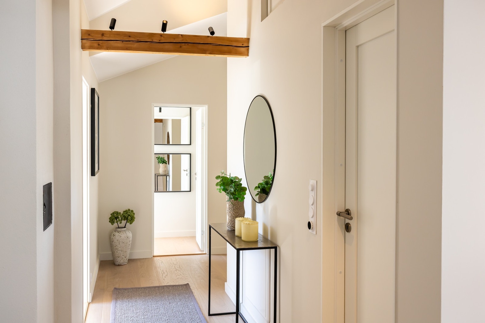 Leiligheten har en romslig entré/gang med gulvvarme Galleribilde