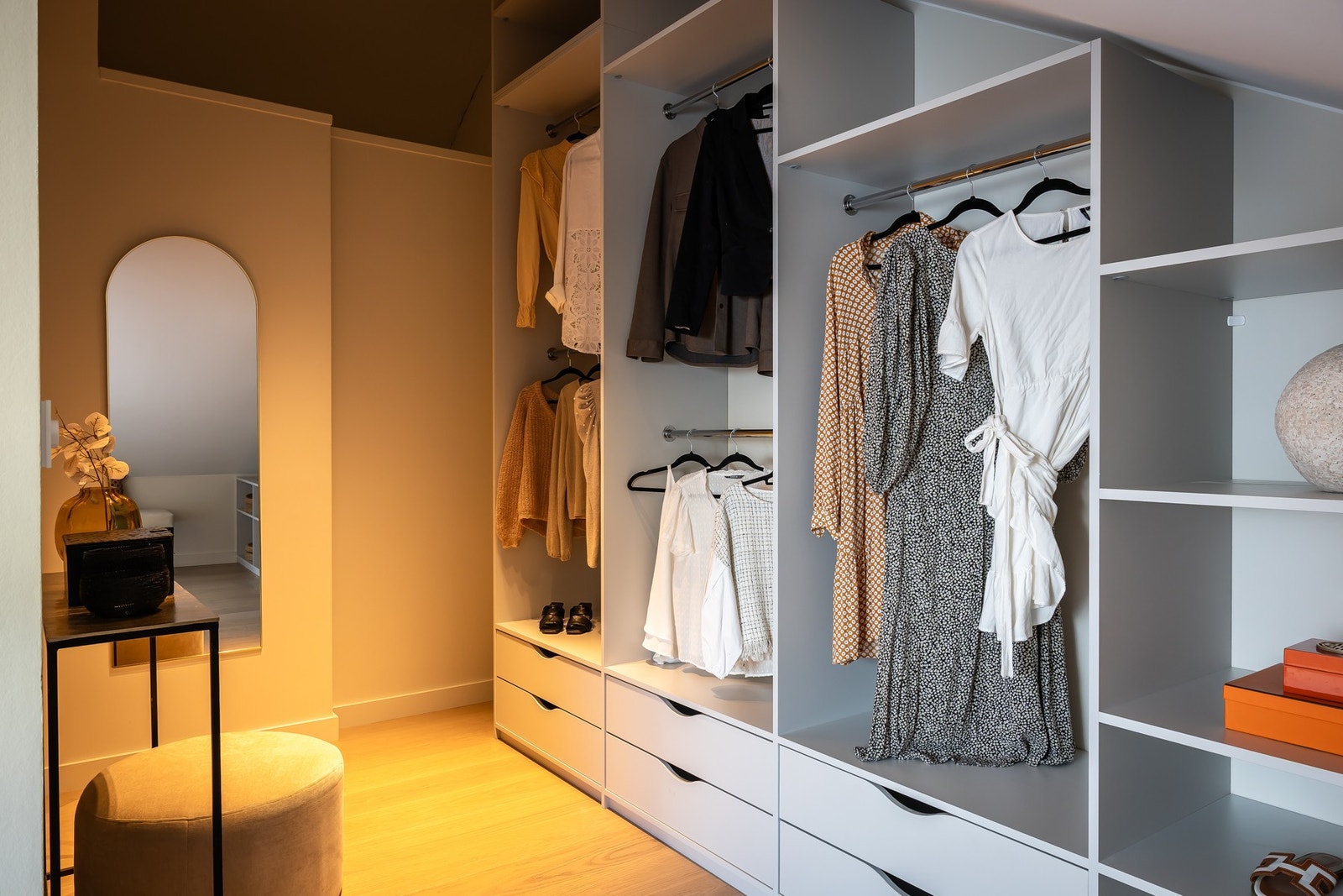 Stor walk-in garderobe. Galleribilde