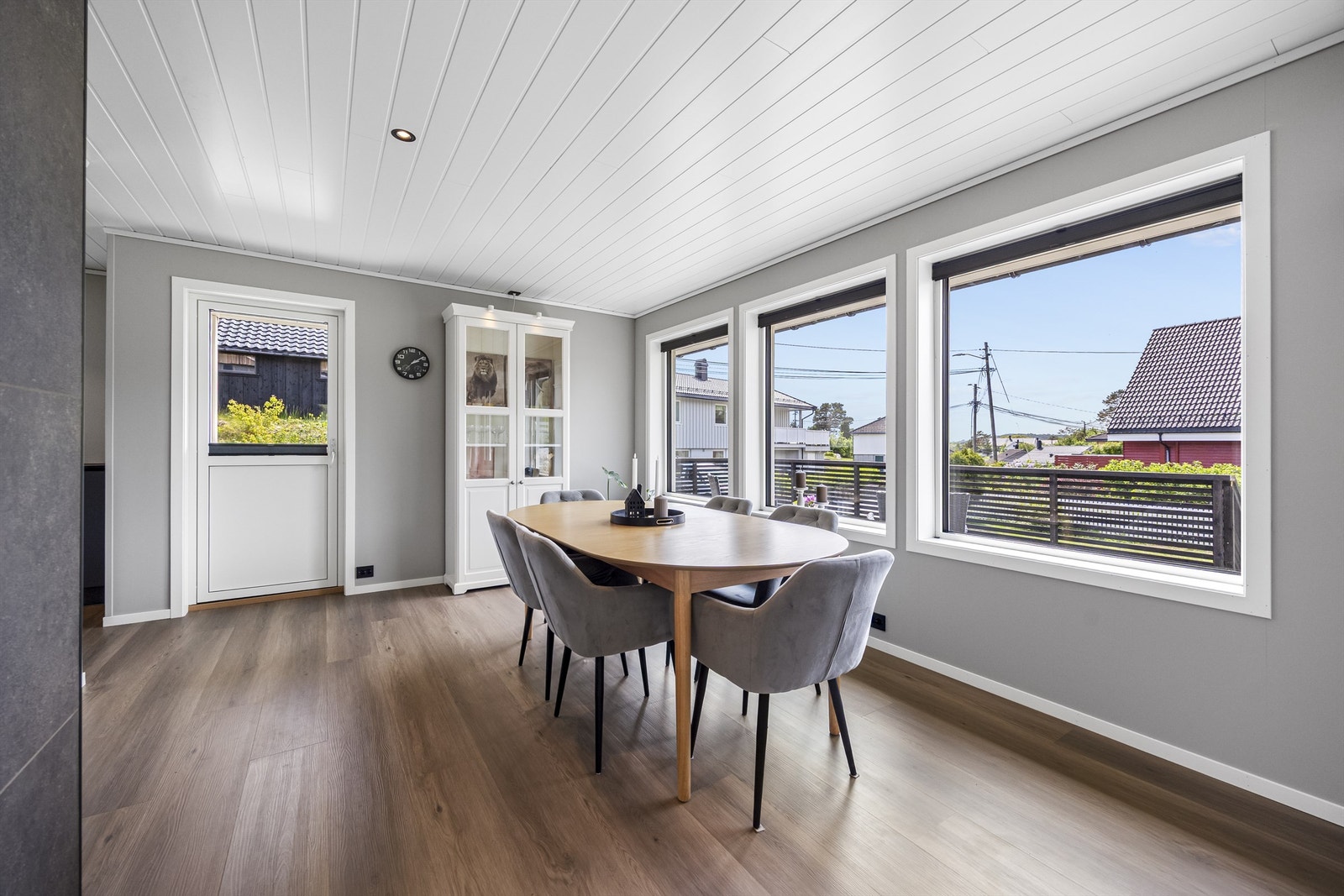 Spisestuen er en naturlig del av den åpne løsningen, med nærhet til både kjøkken og terrasse. Det er solskjerming på de fleste vinduer. Galleribilde