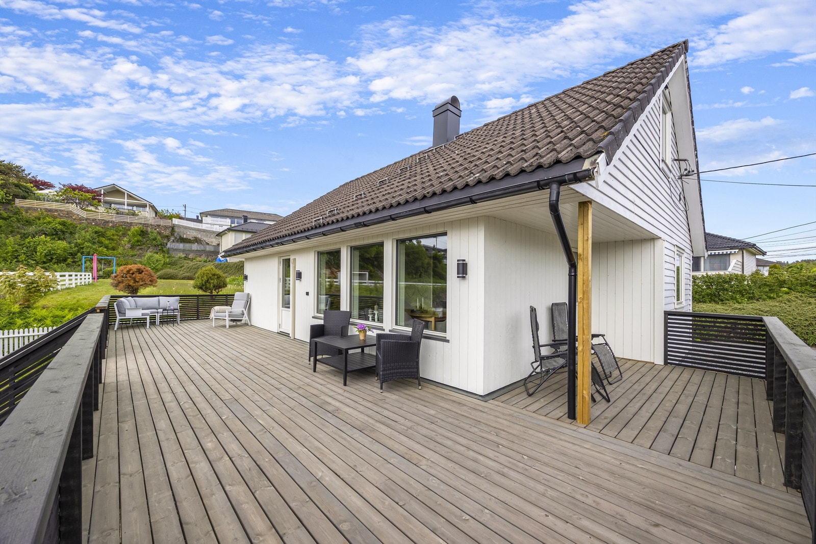 Fasaden har en kombinasjon av liggende og stående trekledning. To av veggene har fått ny kledning og er etterisolert. Galleribilde