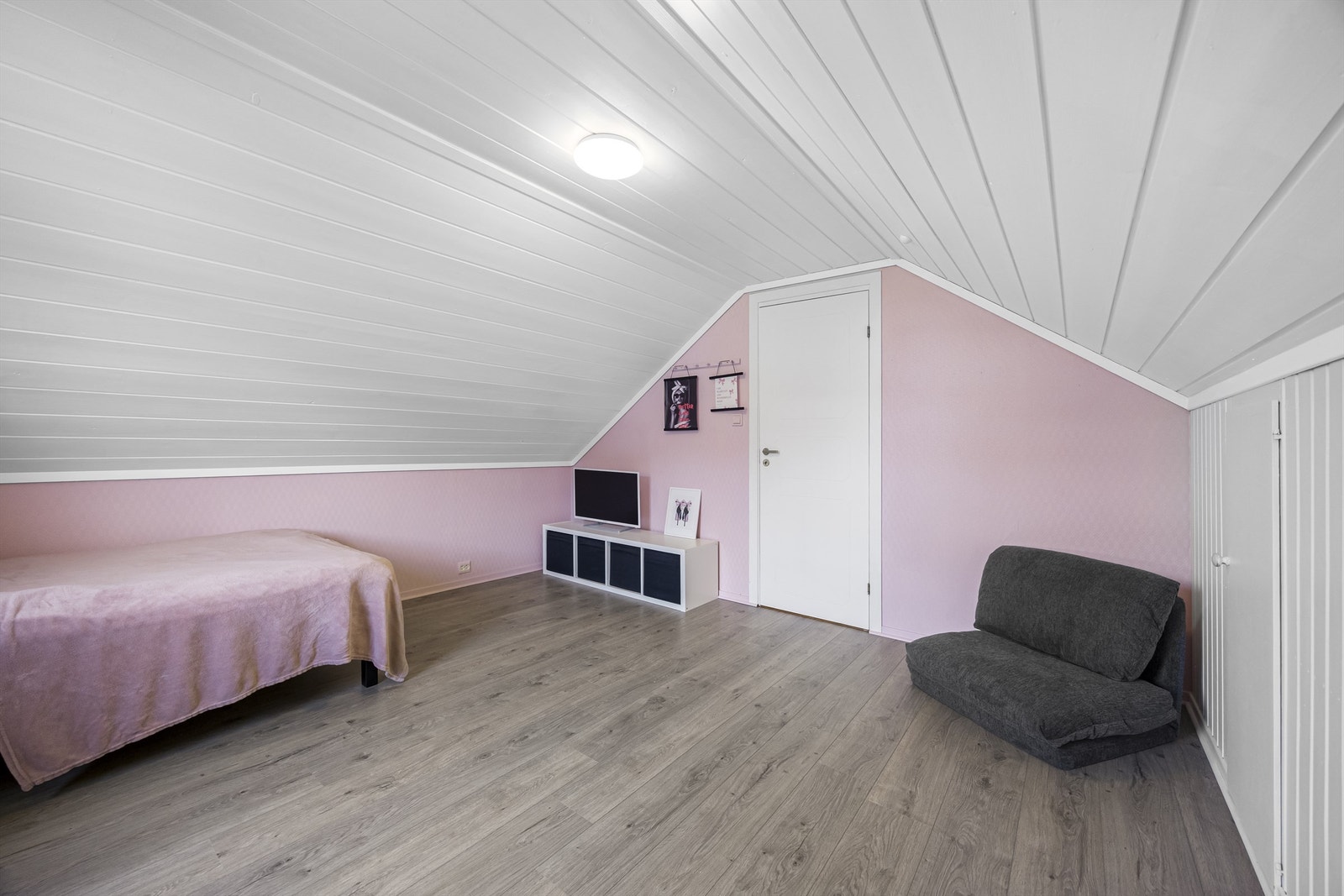Det andre soverommet på loftet er også av god størrelse, med plass til seng og oppbevaringsmøbler. Galleribilde