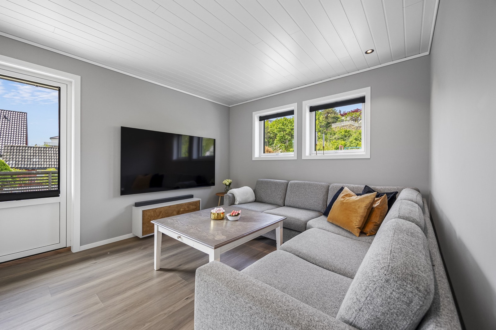 Fra stuen er det direkte utgang til en stor terrasse på 62 m². Galleribilde