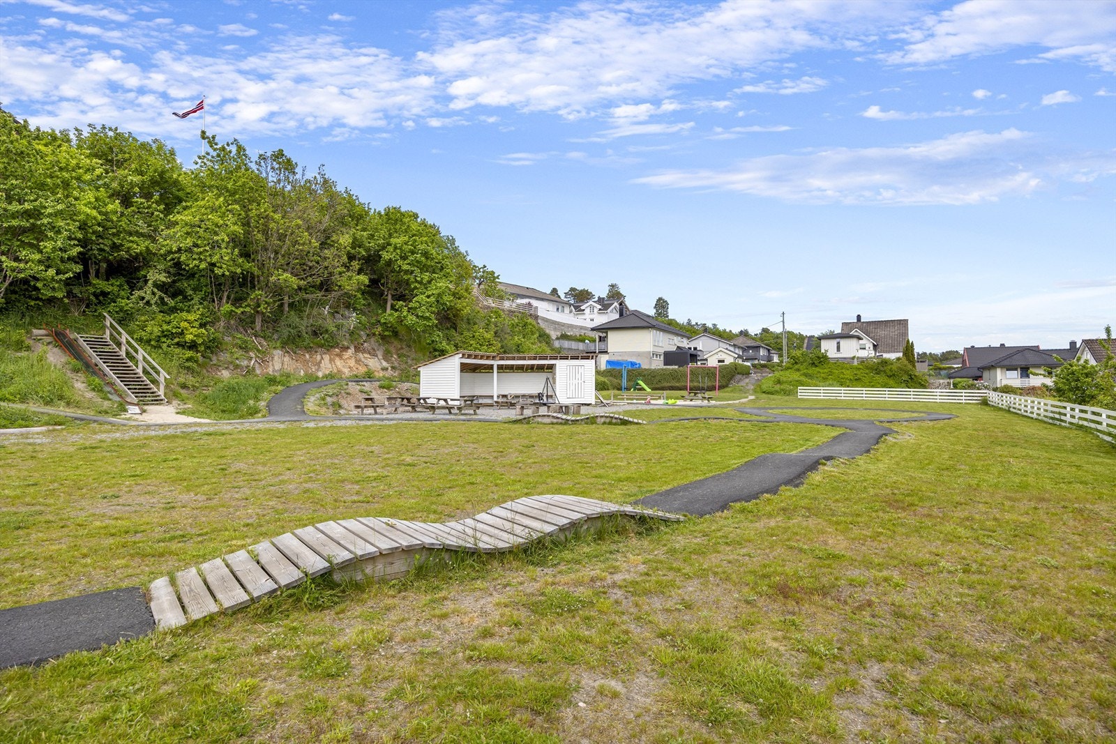 Grubenåsen velforening har også etablert en asfaltert sykkelbane og en gapahuk med bålpanne for beboerne. Galleribilde