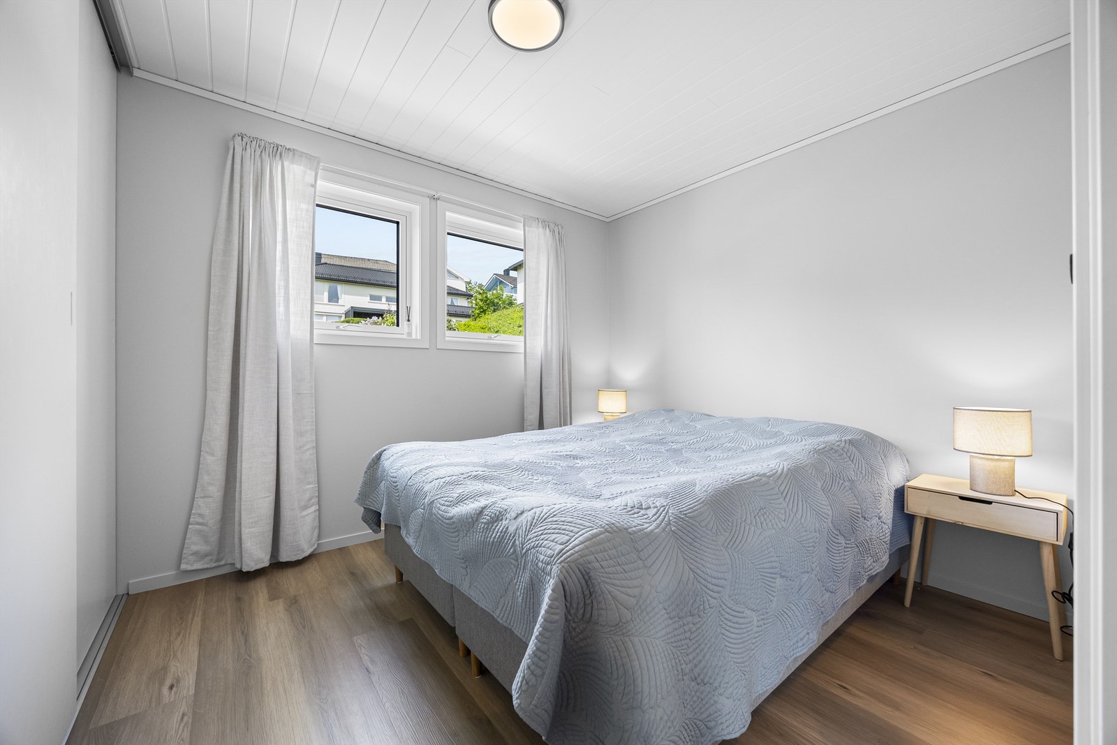 Soverommet i første etasje har plass til dobbeltseng og er praktisk plassert ved siden av badet. Galleribilde