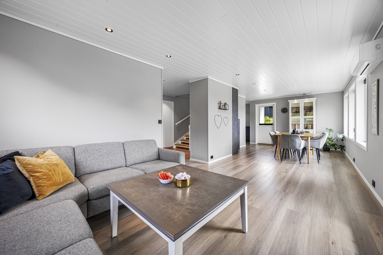 Stue og spisestue i åpen løsning gir en luftig romfølelse og har plass til både sofagruppe og langbord. Galleribilde
