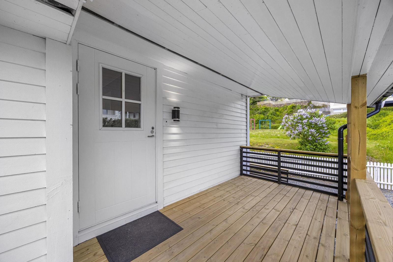 Overbygd inngangsparti med en terrasse på 8 m². Inngangspartiet er nylig satt opp. Ny terrasse. Galleribilde