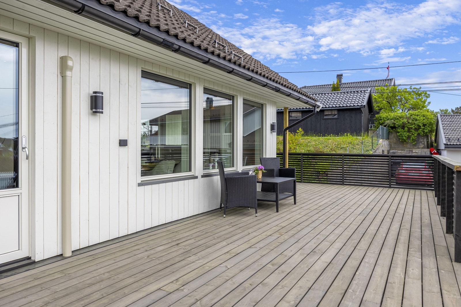 Terrassen er solrik med sol fra ca. kl. 06-21:00 midtsommers. Galleribilde