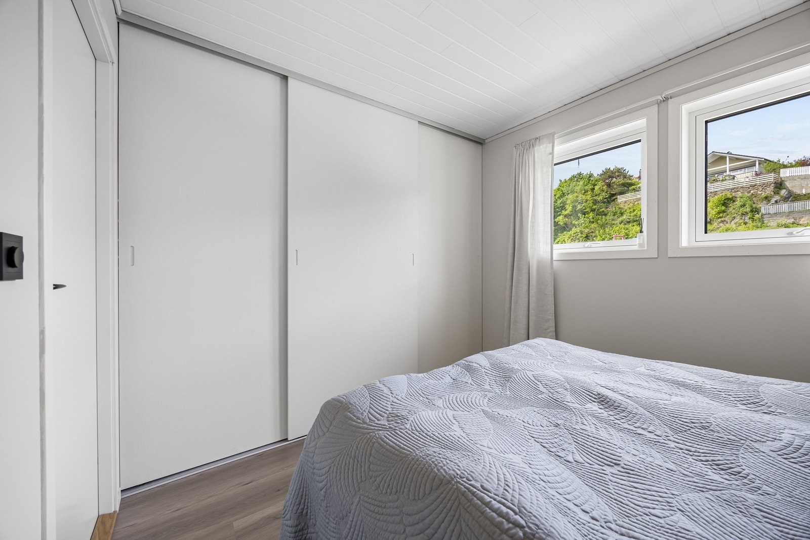 Rommet har en stor skyvedørsgarderobe for effektiv oppbevaring. Galleribilde