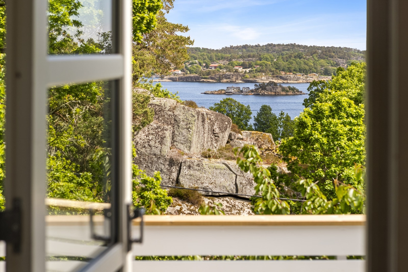 Her kan du nyte utsikt, meget gode solforhold og nærhet til både sjøen og flott turområder. Galleribilde
