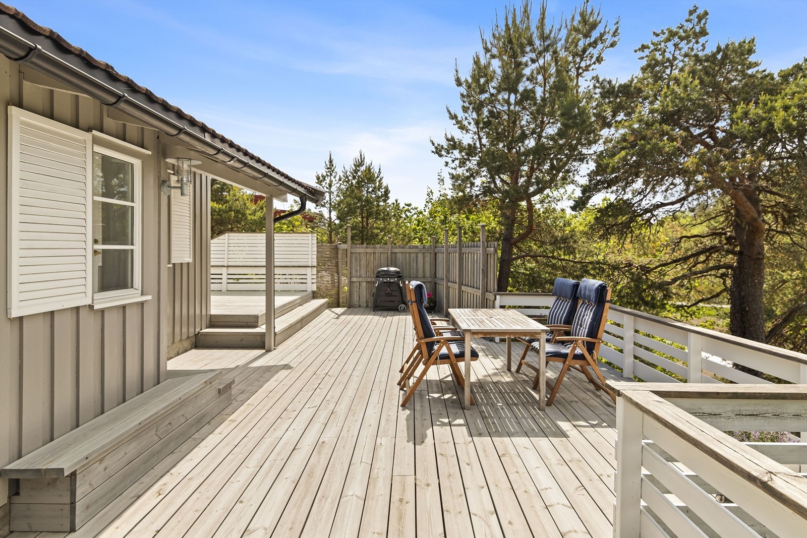 Mot vest, på fremsiden av hytta, godt skjermet for innsyn, er det opparbeidet en stor terrasse hvor det er rikelig med plass til langbord. Galleribilde
