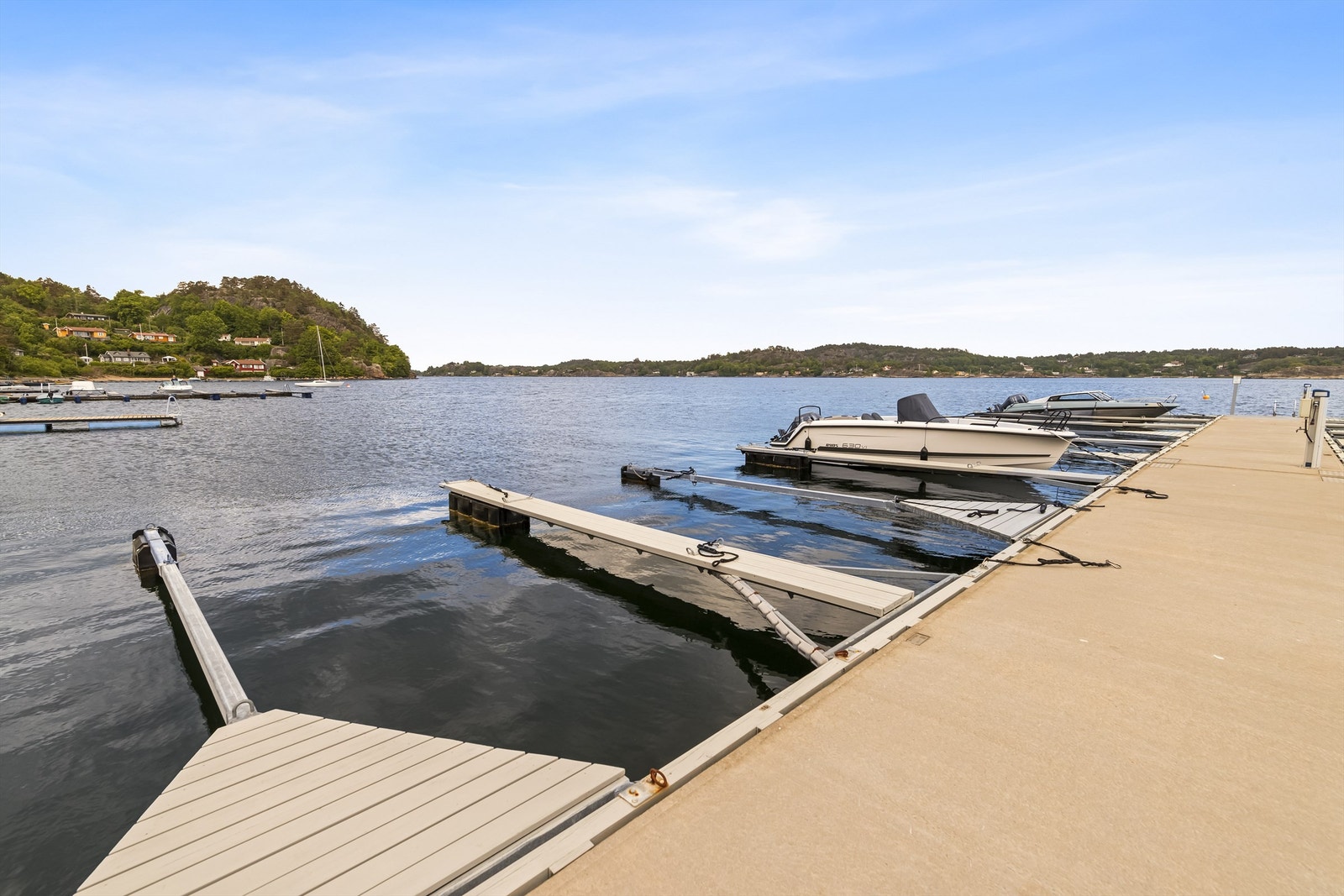 Dersom båtlivet med Mefjordens flotte holmer og skjær frister, er det ikke lange veien til felles brygge (plassen er markert med nr. 16). Galleribilde