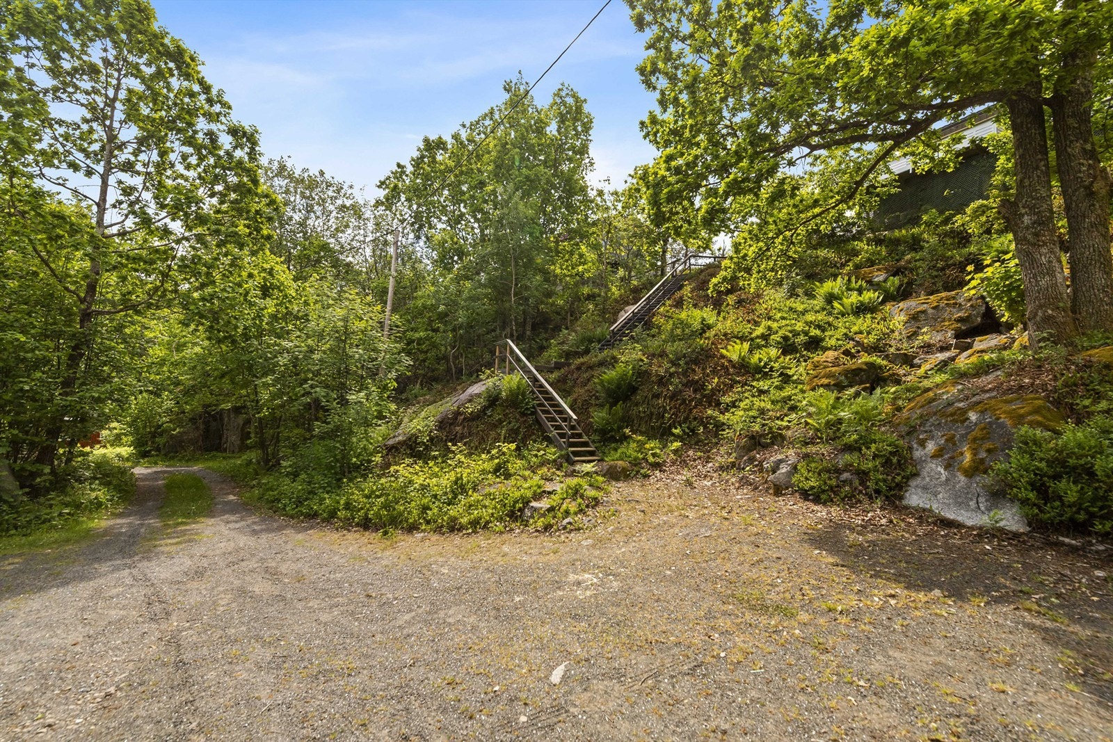 Det er bilvei helt frem til eiendommen med parkering på egen tomt. Galleribilde
