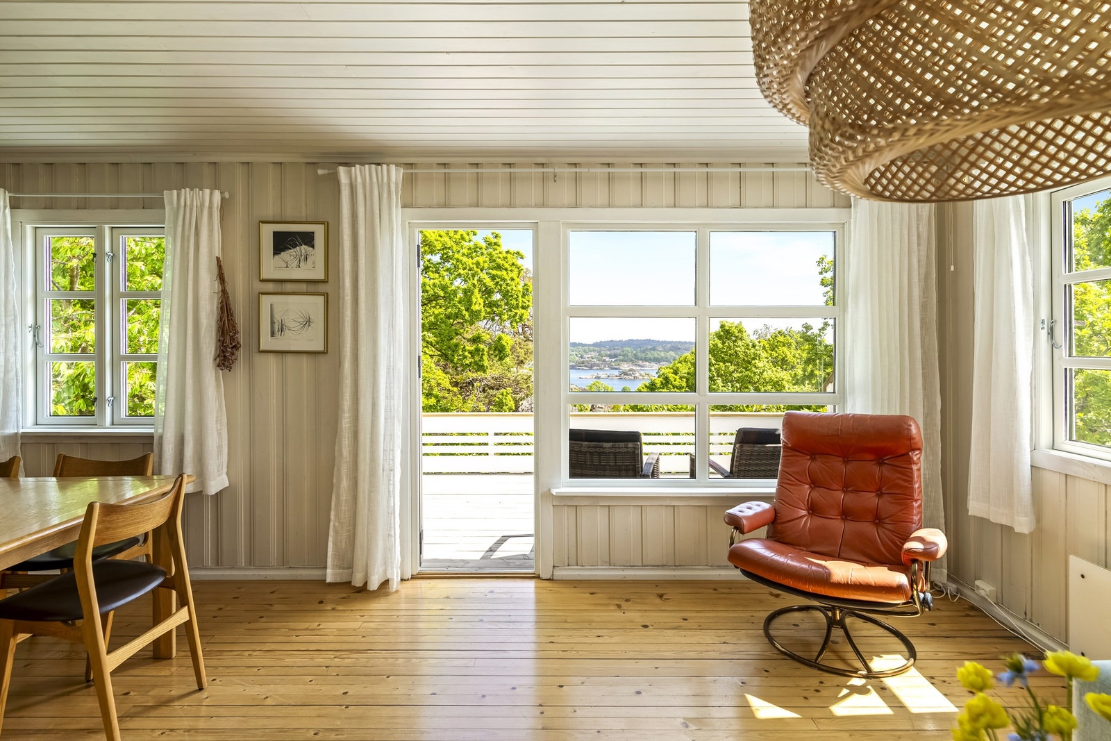 Store vindusflater gir godt med dagslys og utsikt mot naturomgivelsene. Galleribilde