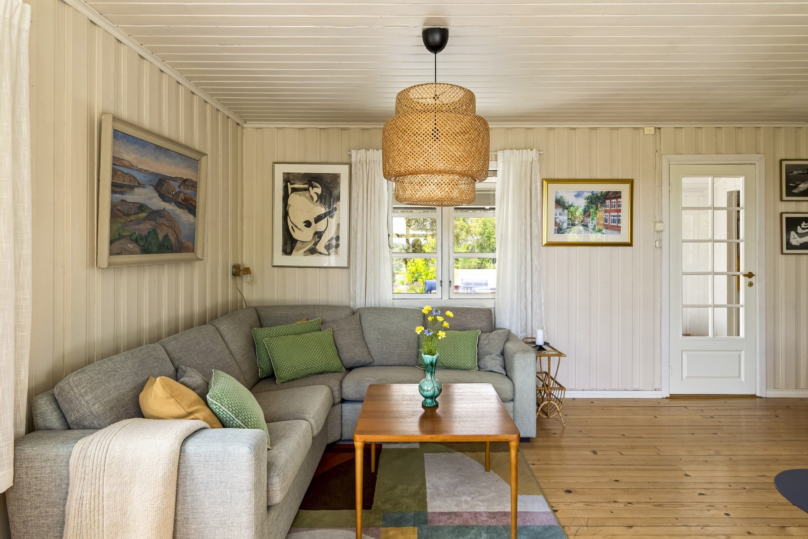 Hytta er lys og delikat innredet med tidsriktige fargevalg. Galleribilde