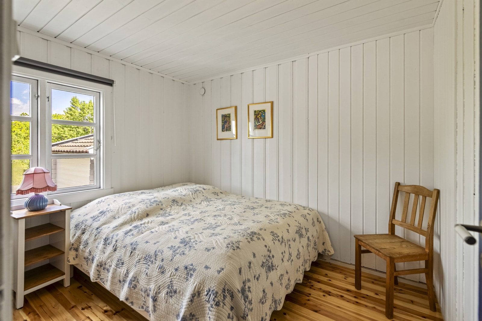 Hyttas hovedsoverom har en praktisk skyvedørsgarderobe for oppbevaring. Galleribilde
