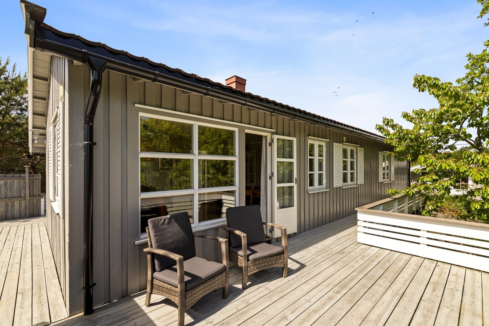 Mot øst har du en solrik terrasse, en perfekt plass for å nyte morgenkaffen og noe utsyn til Mefjorden. Galleribilde