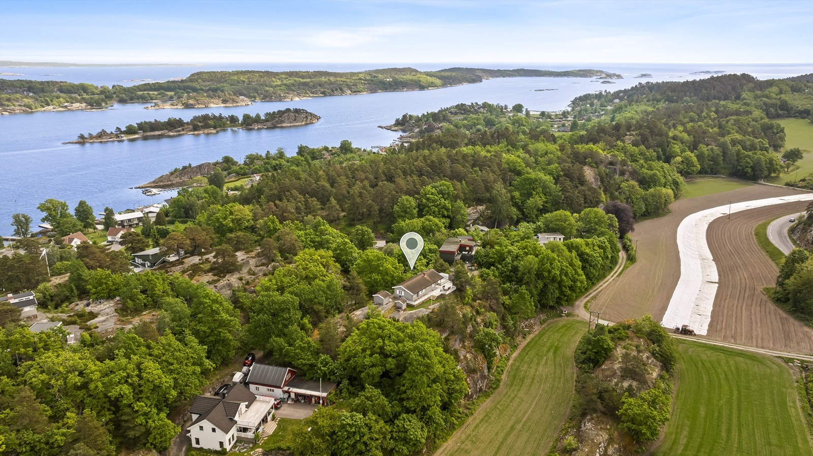 Området et lite sommerparadis for både store og små. Meget barnevennlig med lite trafikk og flotte tur -og rekreasjonsområder i umiddelbar nærhet. For ungdommen er det greit å vite at Vøra badestrand og Langeby ligger i sykkelavstand. Galleribilde