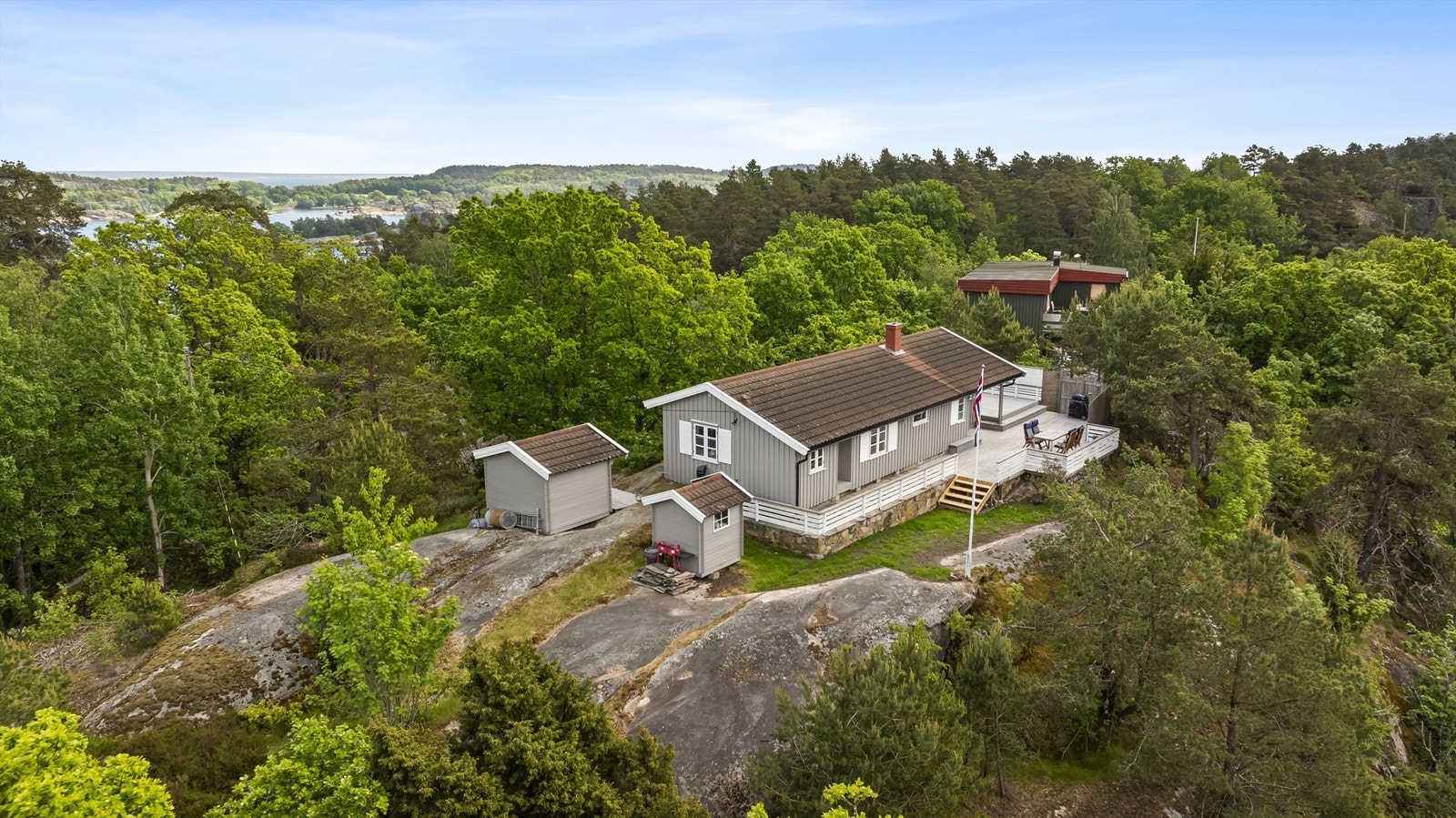 Eiendommen ligger høyt og fritt på en selveiet tomt på over 2,4 mål, med bilvei frem. Galleribilde