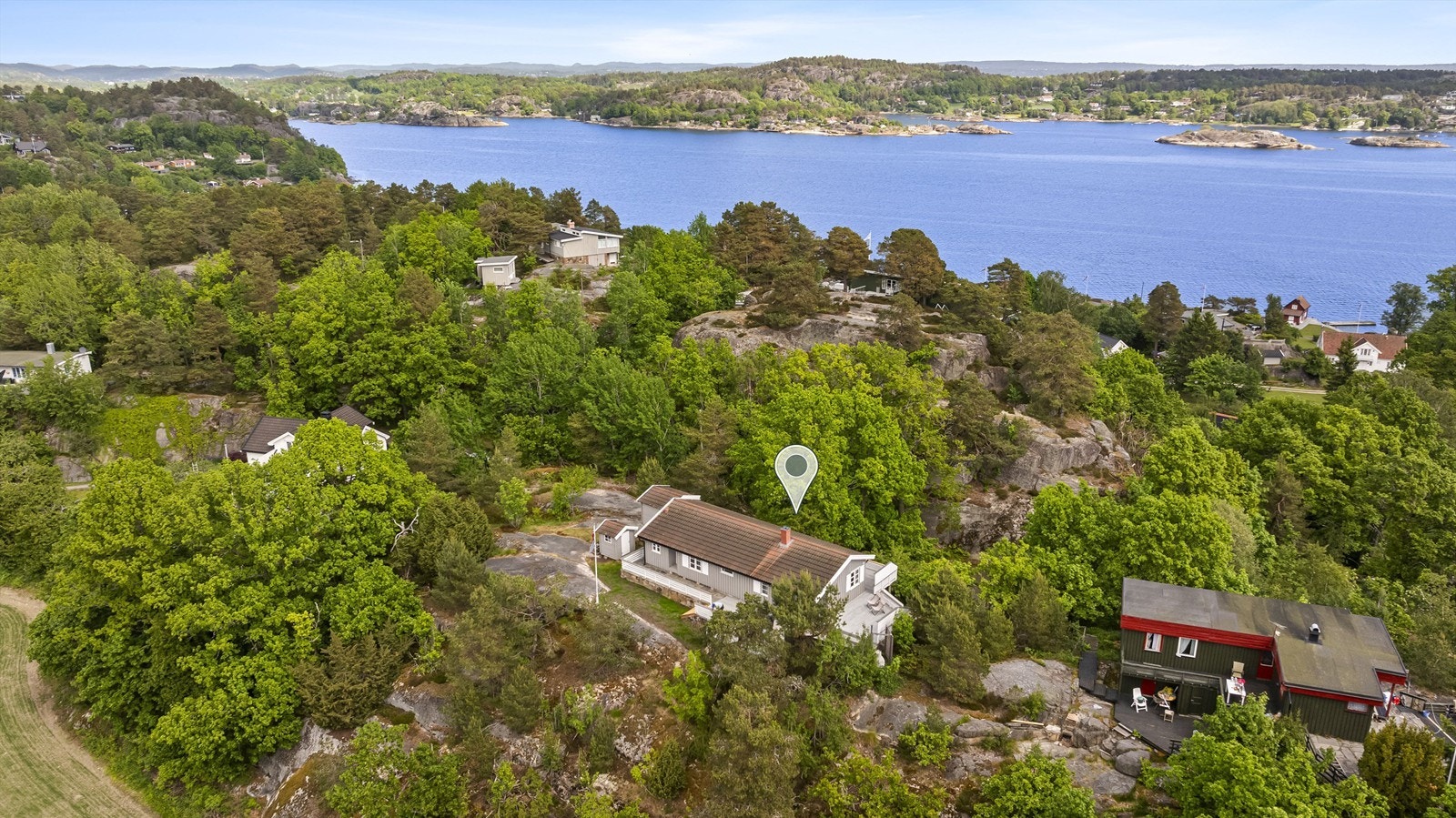Hytta har en idyllisk og fredelig beliggenhet på vakre Vesterøya med kort vei til Mefjorden mot øst og Sandefjordsfjorden i vest. Begge med nydelige bademuligheter. Galleribilde