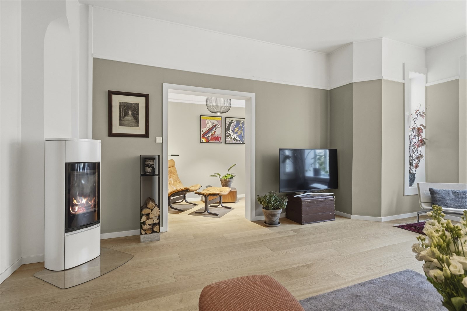 Hyggelig stue med Contura peisovn og tilliggende kontor/arbeidsrom. Galleribilde