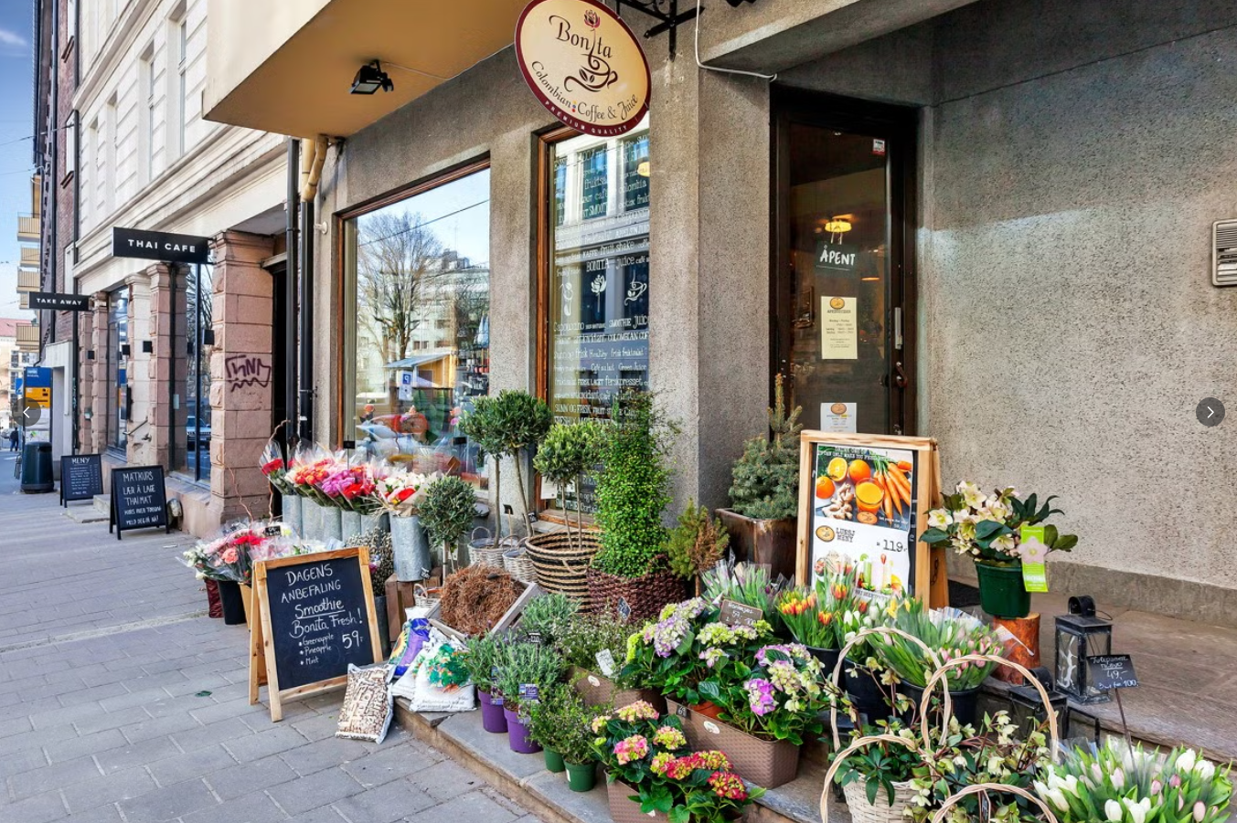 Nærområdet med bl.a. Skovveien og Frognerveien, har et mangfold av servicetilbud som kaféer, små nisjeforretninger, dagligvarehandler, restauranter, offentlig kommunikasjon, skoler (bl.a. Uranienborg skole og Hartvig Nissen vgs.) Galleribilde