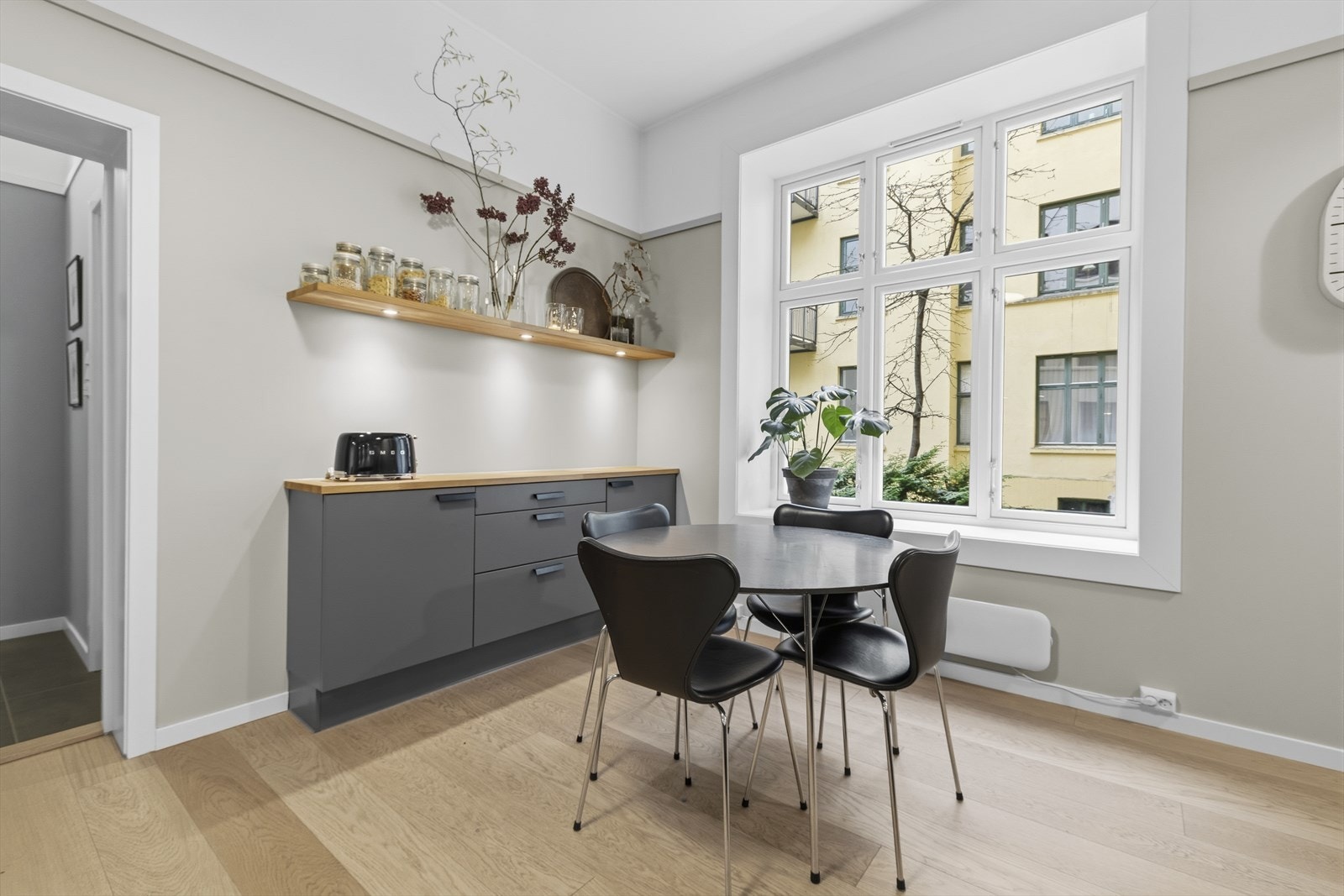 Spiseplass ved vinduet med utsyn ut i bakgården. Galleribilde
