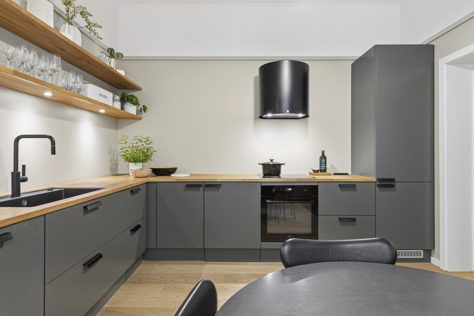 Innredning med glatte fronter og en solid benkeplate i heltre. Galleribilde