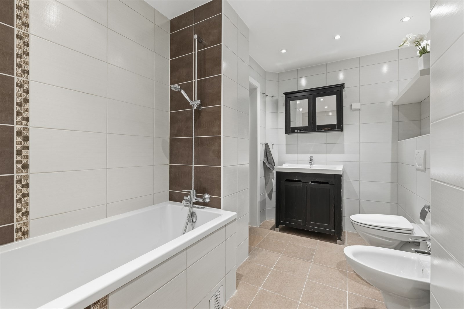 Hovedbadet er helfliset og utstyrt med badekar, toalett og bidet. Det er elektriske varmekabler i gulvet. Iflg. tidligere eier ble badet pusset opp i 2011. Galleribilde