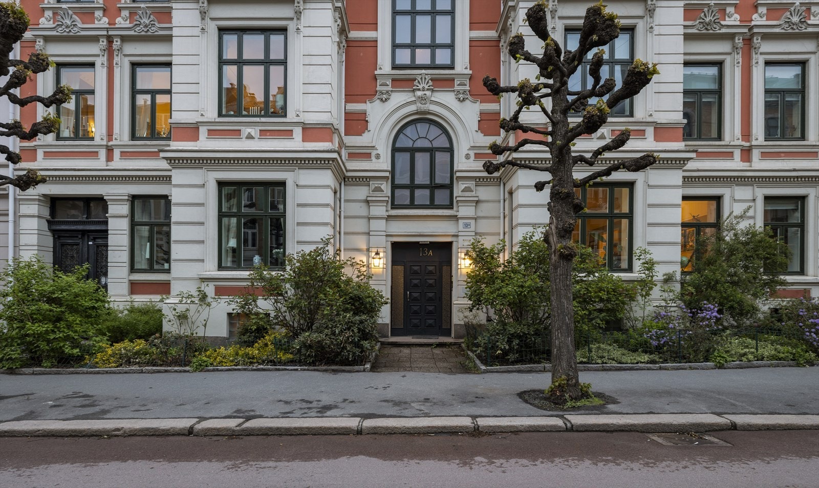 Colbjørnsens Gate 13 er en klassisk bygård fra 1896 med en velholdt og representativ fasade, og med velpleide forhager. Galleribilde