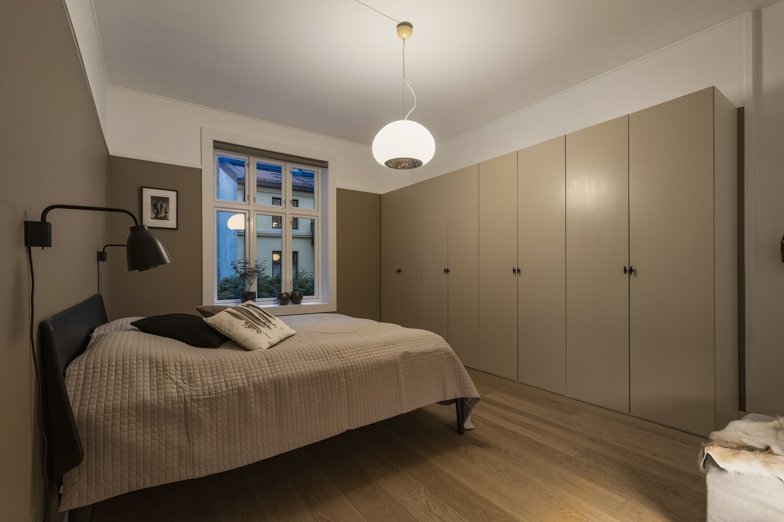 Hovedsoverommet har god plass til dobbeltseng med nattbord på begge sider. Galleribilde