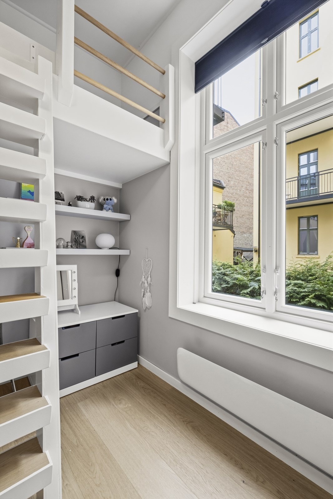 Den plassbygde løsningen inkluderer også hyller og skuffer ved siden av trappen opp til sengen. Galleribilde