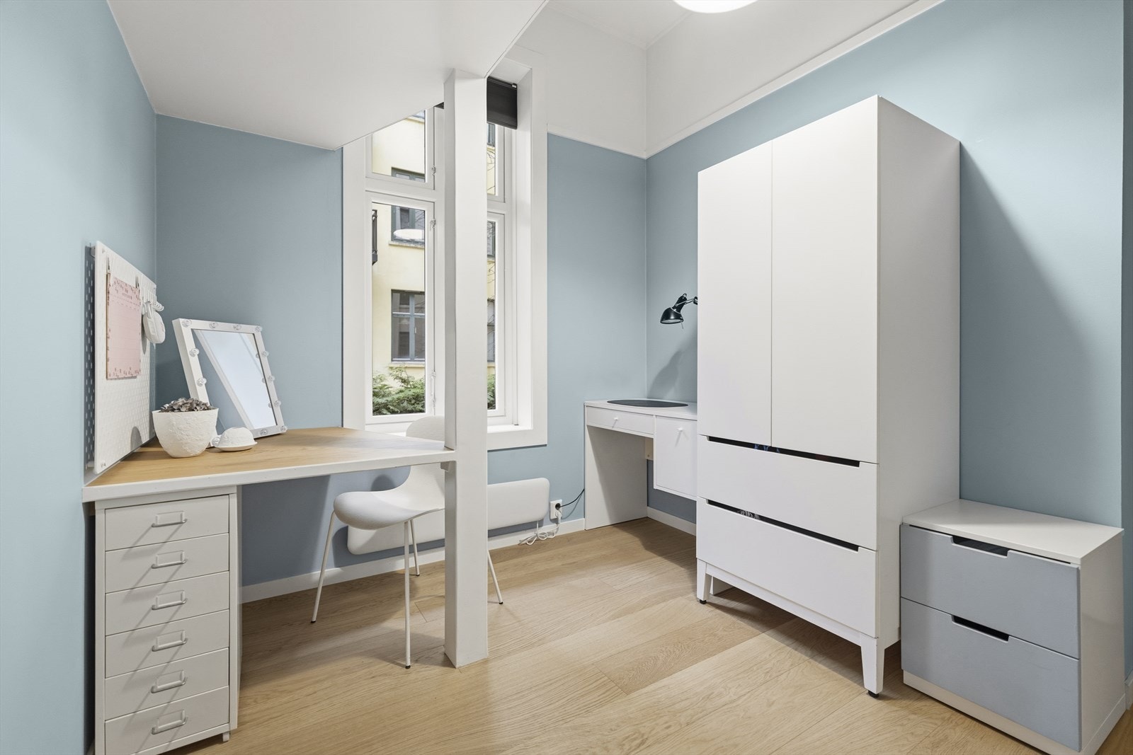Soverom 3 med plass til garderobeskap. Under hemsen er det en dedikert sone for skrivepult. Galleribilde