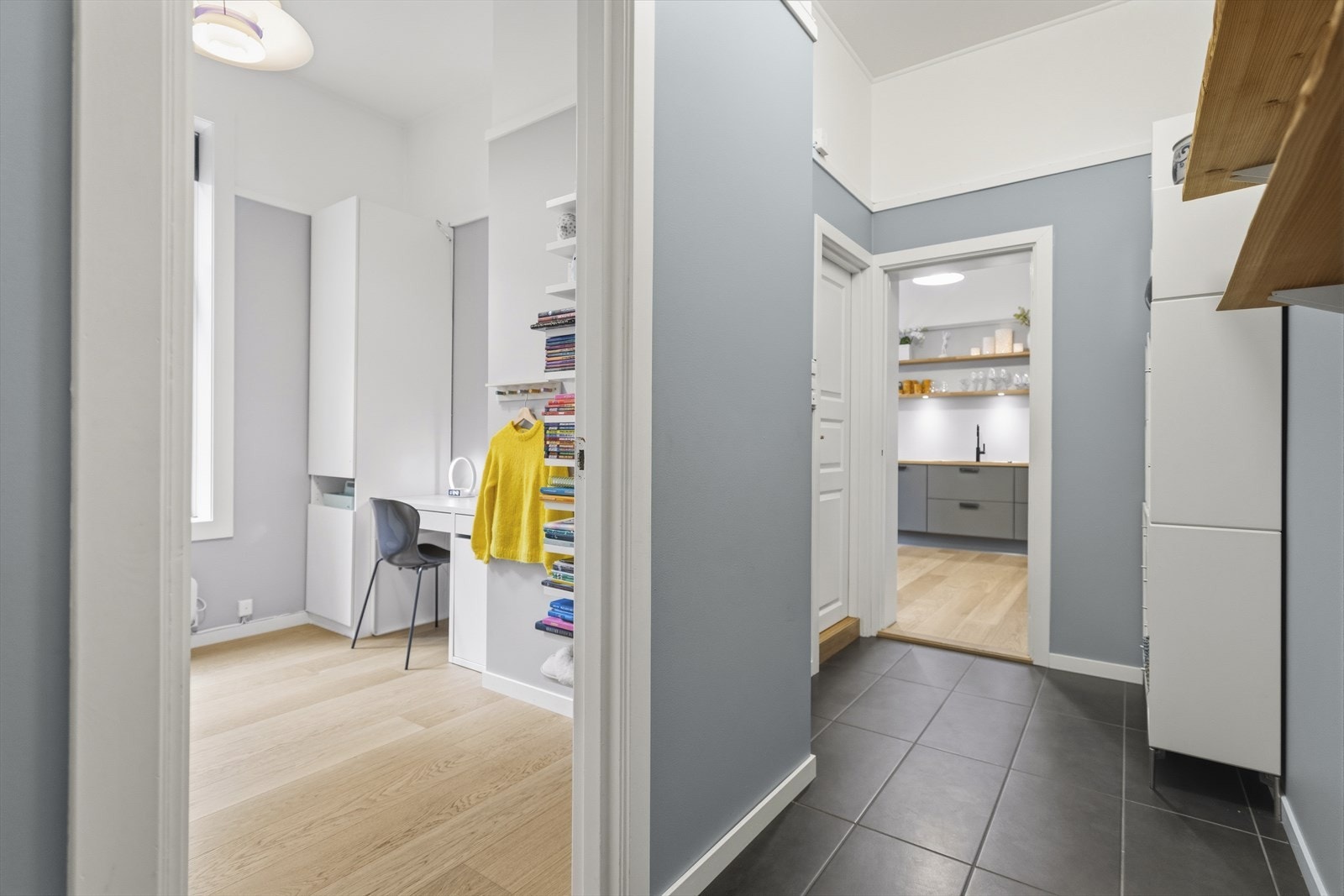 Fra gangen er det adkomst til flere av soverommene og kjøkkenet. Etasjeskillet under leiligheten ble forsterket og etterisolert med mineralull i 2025. Galleribilde