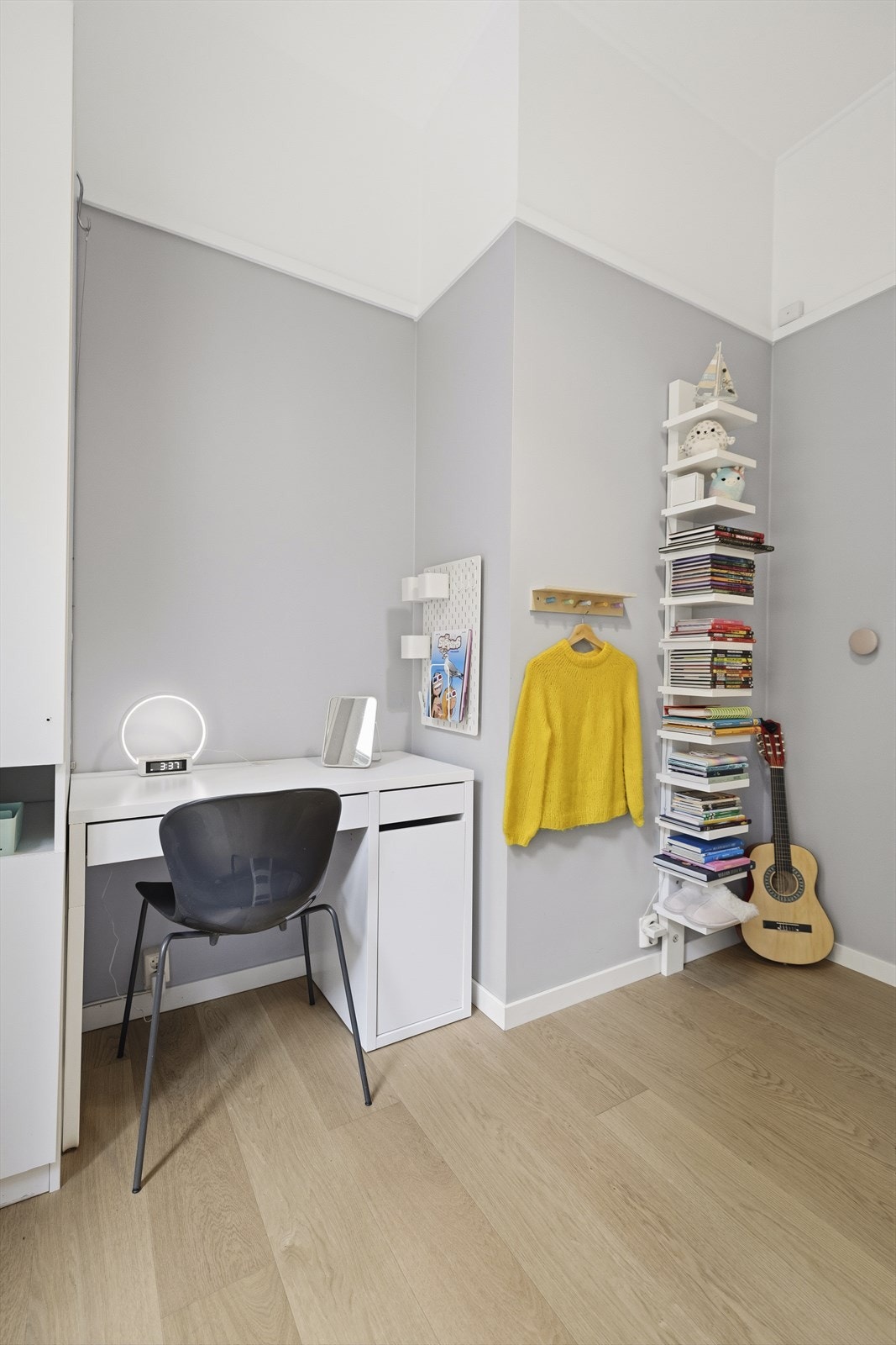 En egen krok med plass til skrivebord og hyller for bøker. Galleribilde