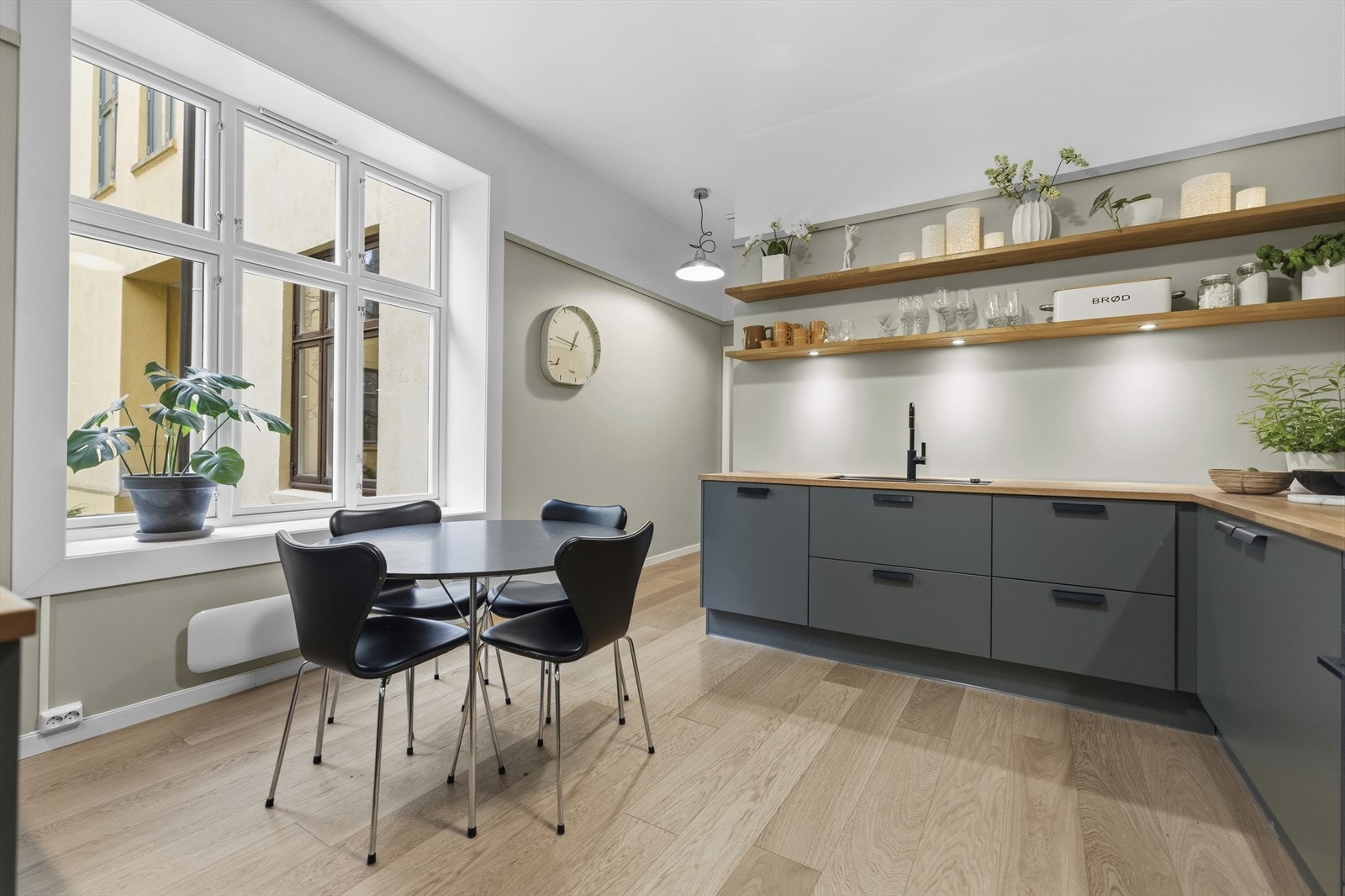Leiligheten kombinerer klassisk sjarm og generøs takhøyde med moderne oppgraderinger. Kjøkkenet har tidløs design og fremstår som luftig og lekkert. Galleribilde