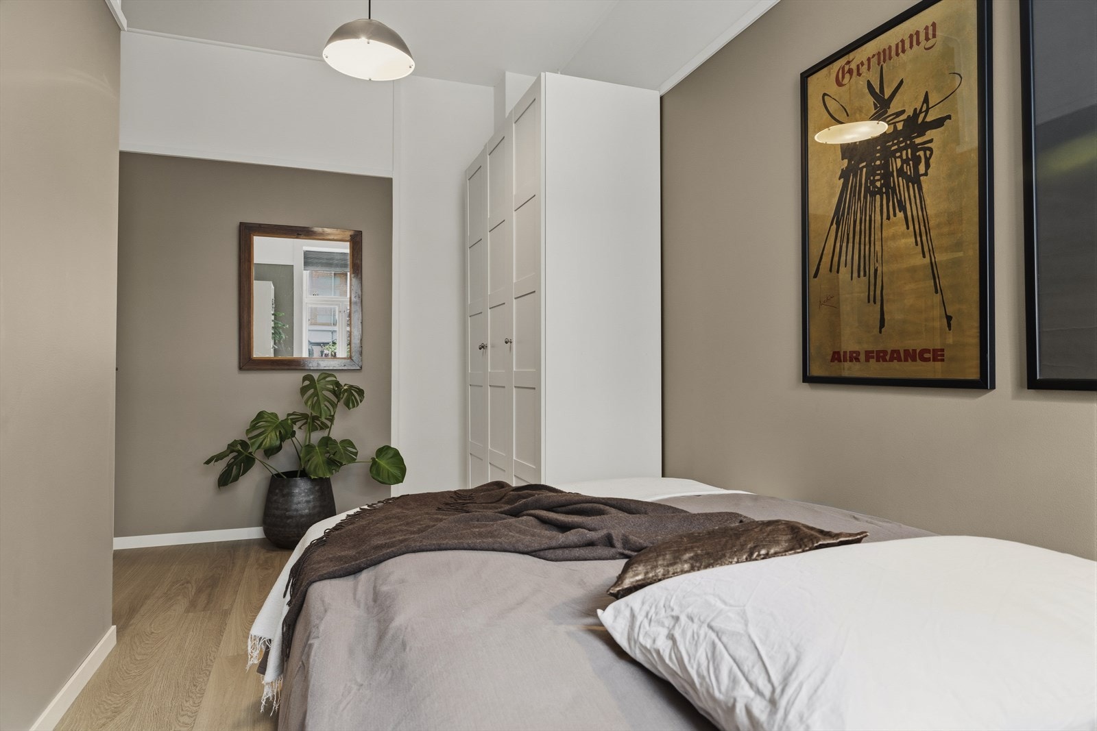 Rommet vender, som de andre soverommene, ut mot den stille bakgården. Galleribilde