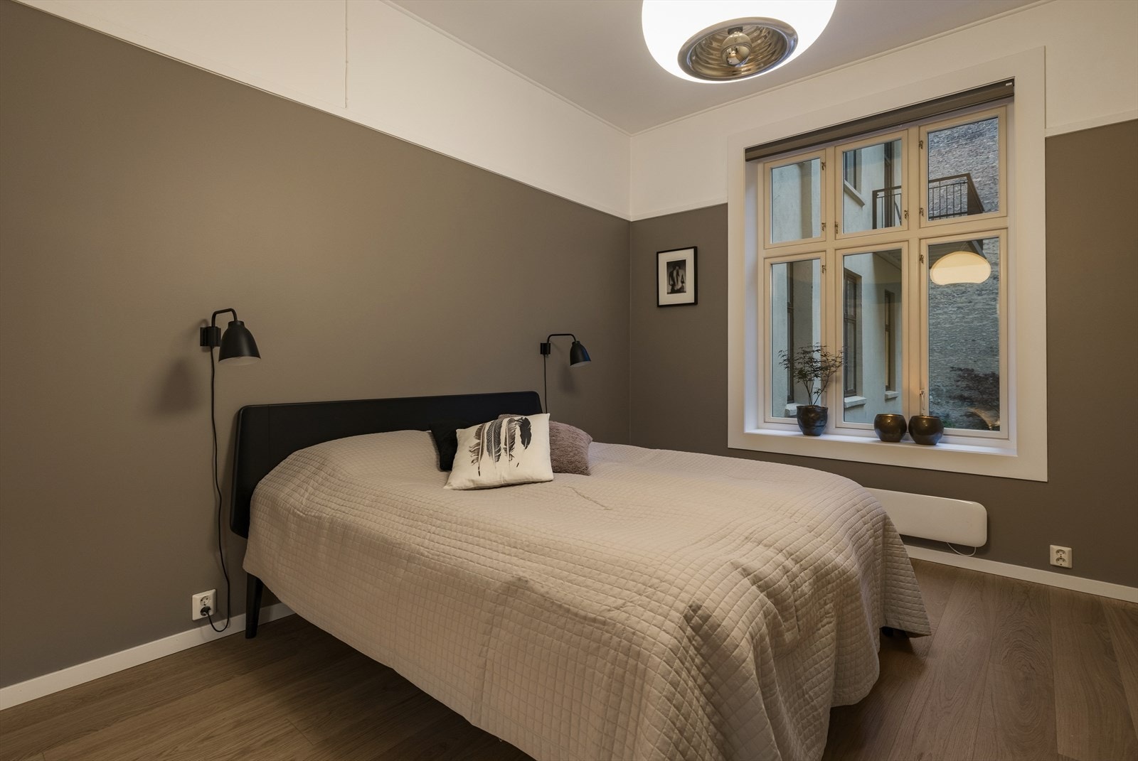 Soveromsvinduene vender mot bakgården, skjermet for støy fra gaten. Galleribilde