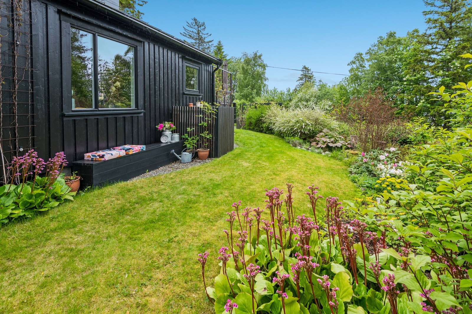 Hagen fremstår som velholdt og frodig med flere bed, prydbusker og klatreplanter. Uteplasser rundt hele boligen, slik at man kan nyte fine sommerdager maksimalt. Galleribilde