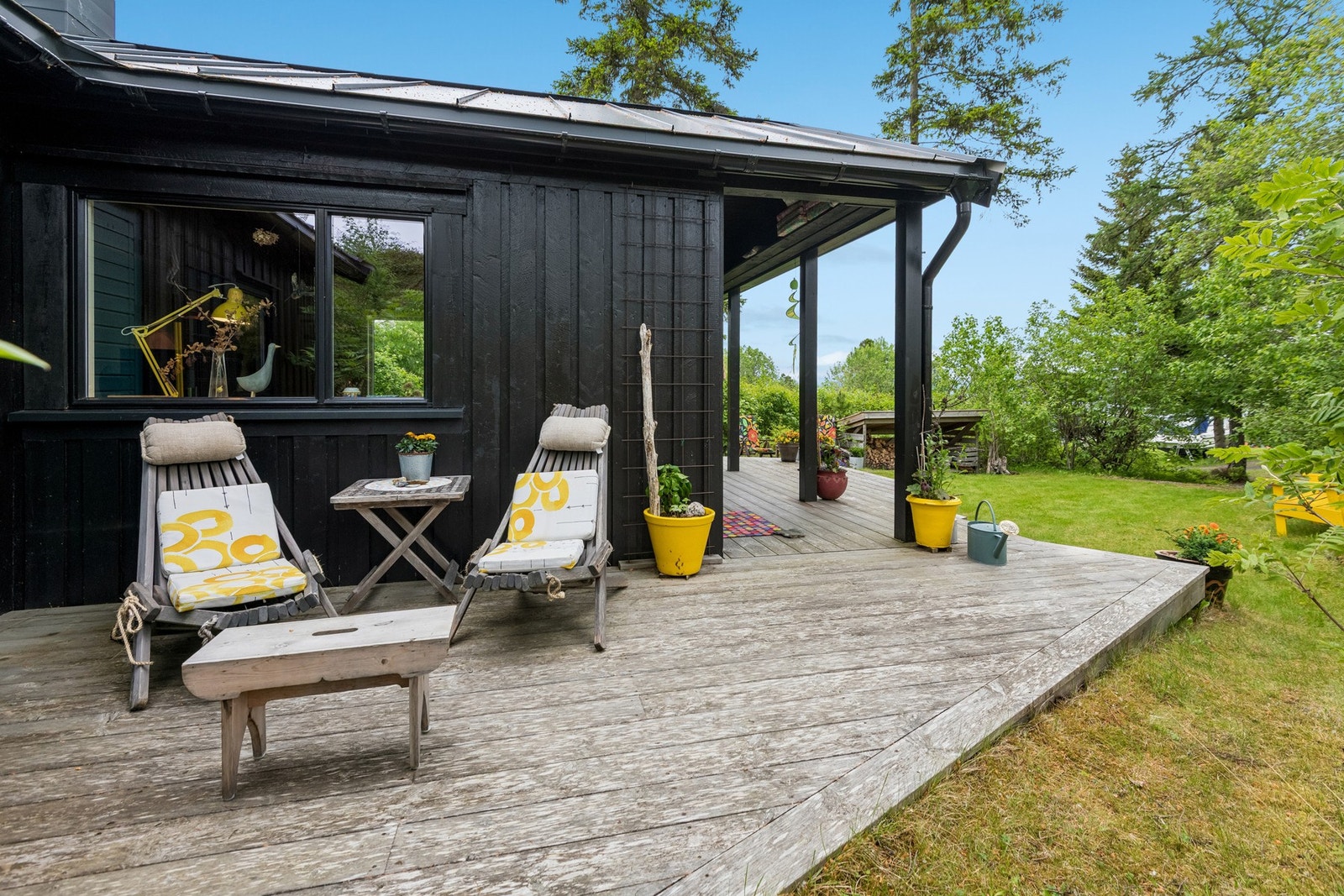 Mot sør har man en godt skjermet uteplass hvor man har solen på formiddagen. Galleribilde