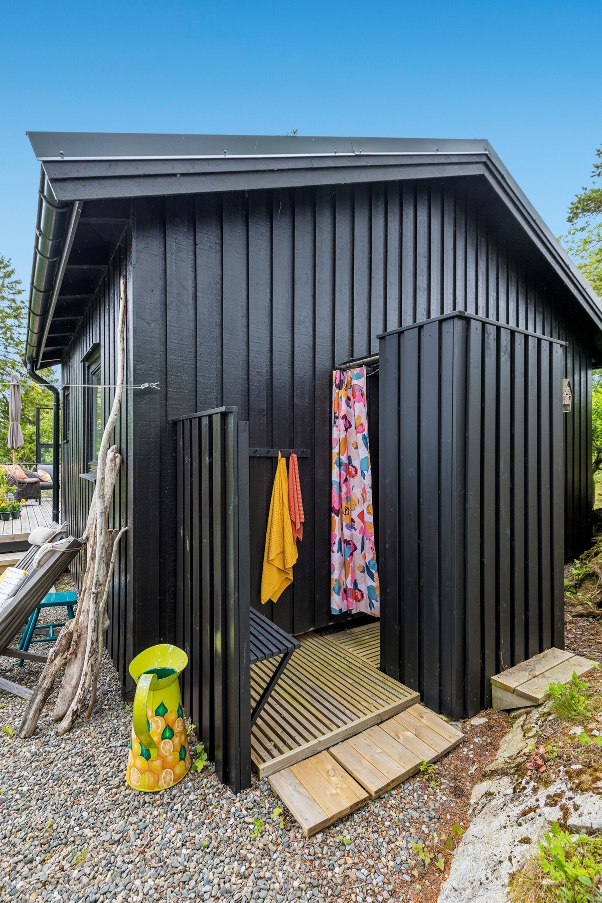 Etter en dukkert i sjøen kan man enkelt spyle av seg vann i utedusjen. Galleribilde