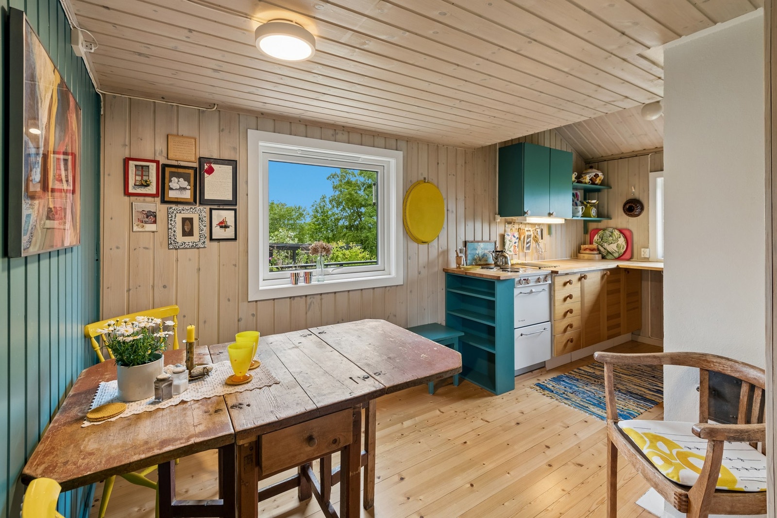 Hyggelig kjøkkenkrok med plass til spisegruppe. Galleribilde