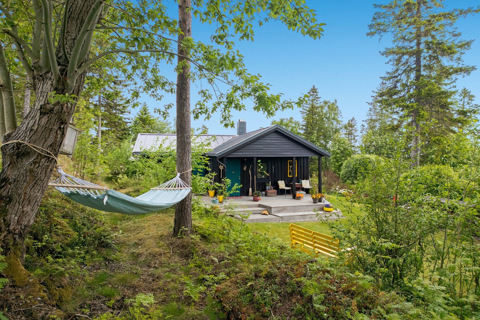 Velholdt og oppgradert hytte som ligger svært skjermet og idyllisk til. Attraktiv beliggenhet med nærhet til sjøen og sentral plassering med kort vei inn til Levanger sentrum. Galleribilde