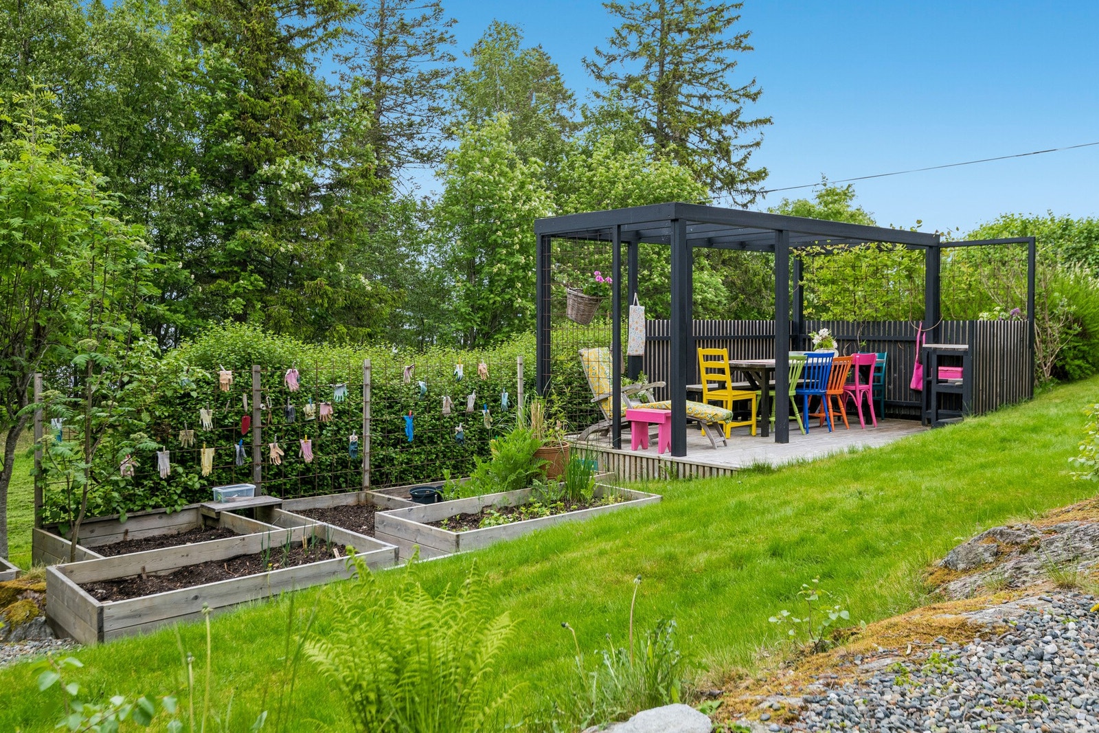 Svært idyllisk hage med en nylig etablert pergola. Galleribilde