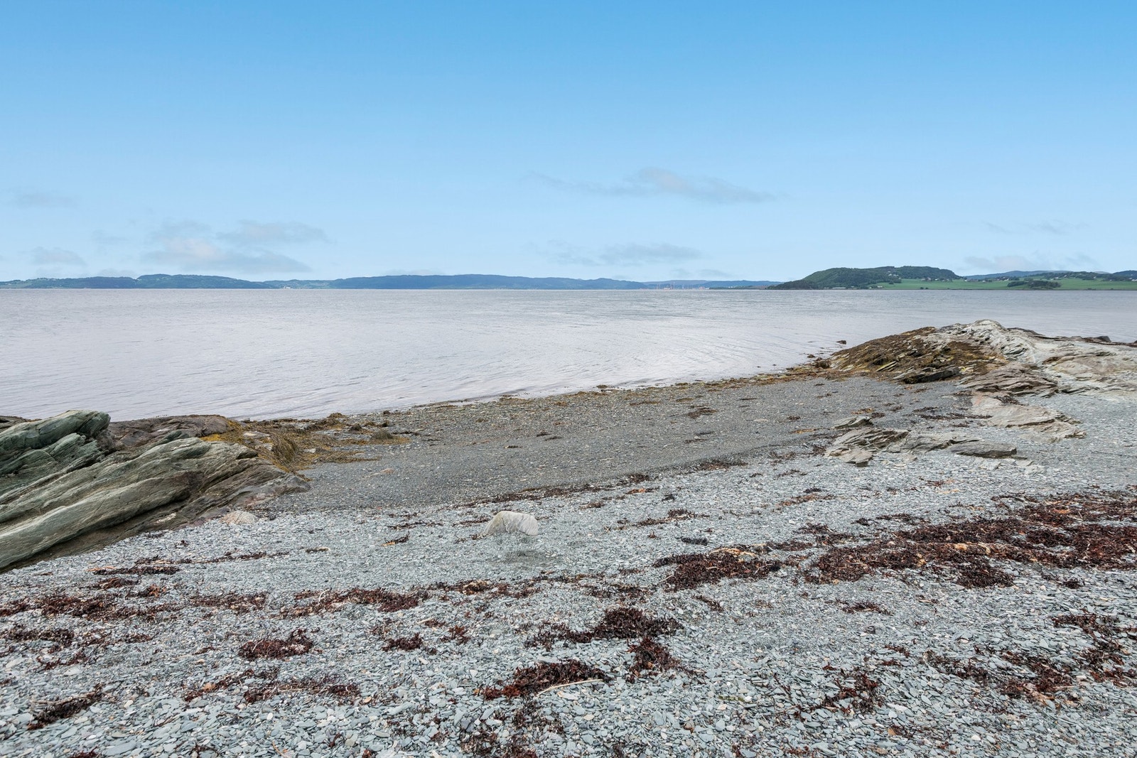 Området like nedenfor hytta har man en fin strand hvor man kan nyte finværsdagene ved sjøen. Hytta har rett til båtstø iht. festekontrakten. Galleribilde