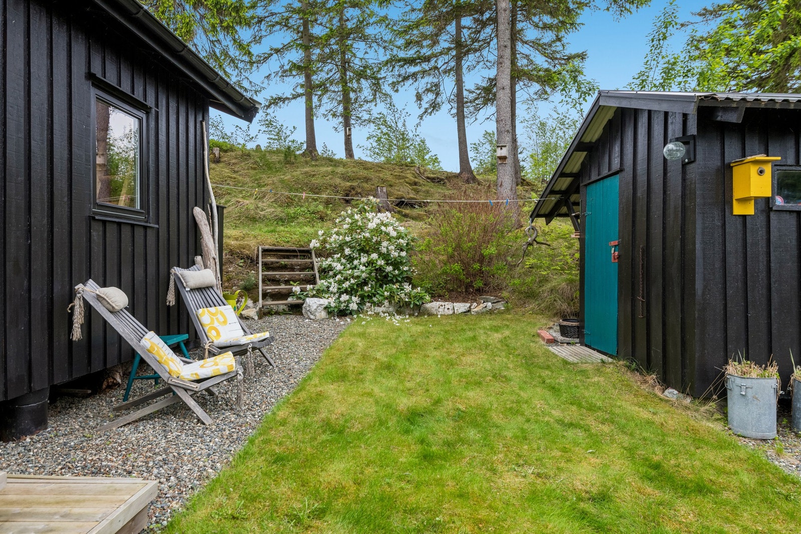 På eiendommen er det også et utehus som brukes som snekkerbod og lagringsplass. Galleribilde