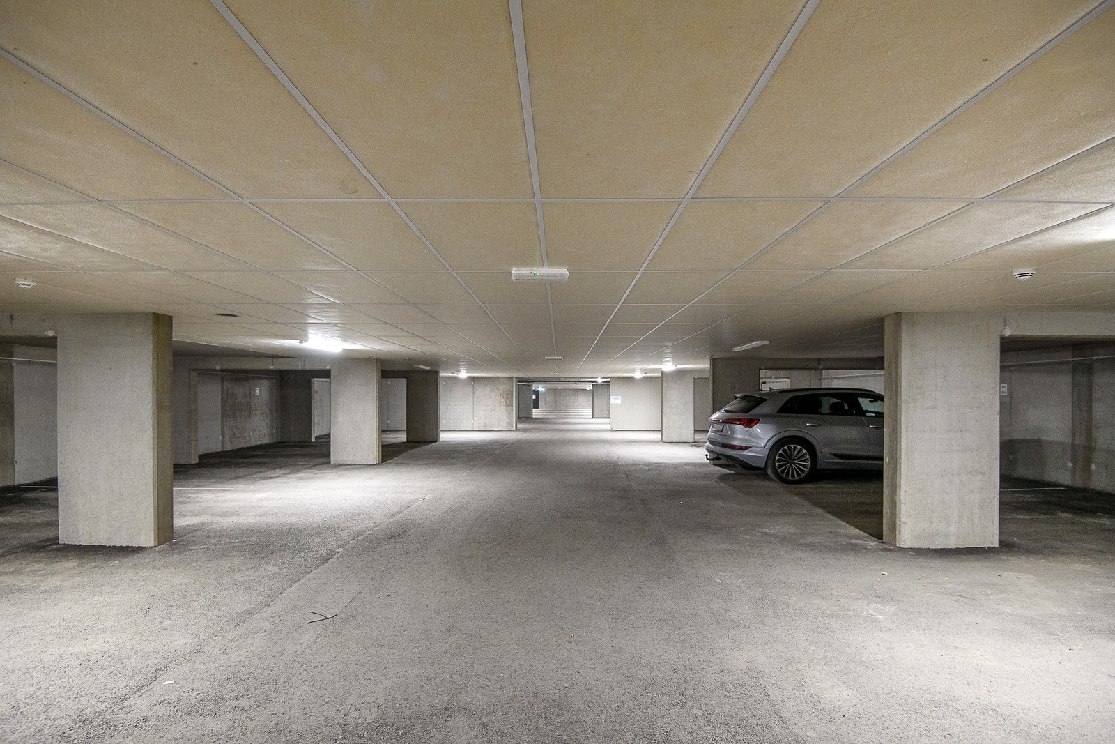 Hver leilighet er tildelt én merket parkeringsplass i felles garasjekjeller. Galleribilde