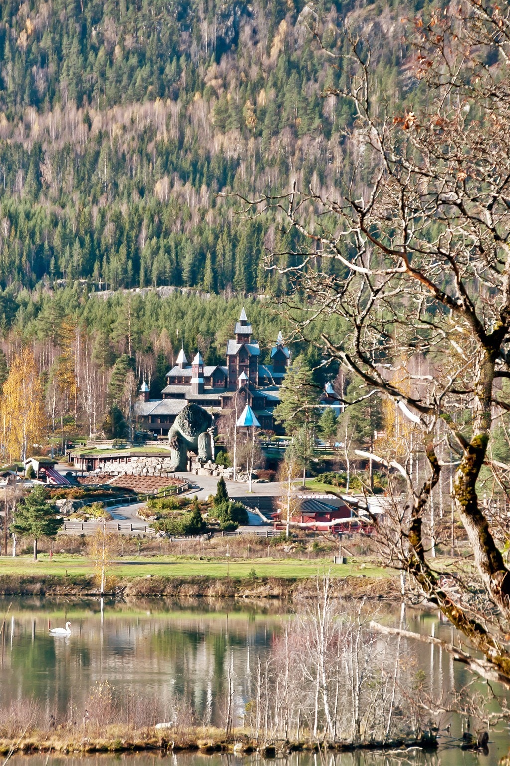 Hunderfossen familiepark ligger en rask kjøretur unna Hafjelltunet. Galleribilde