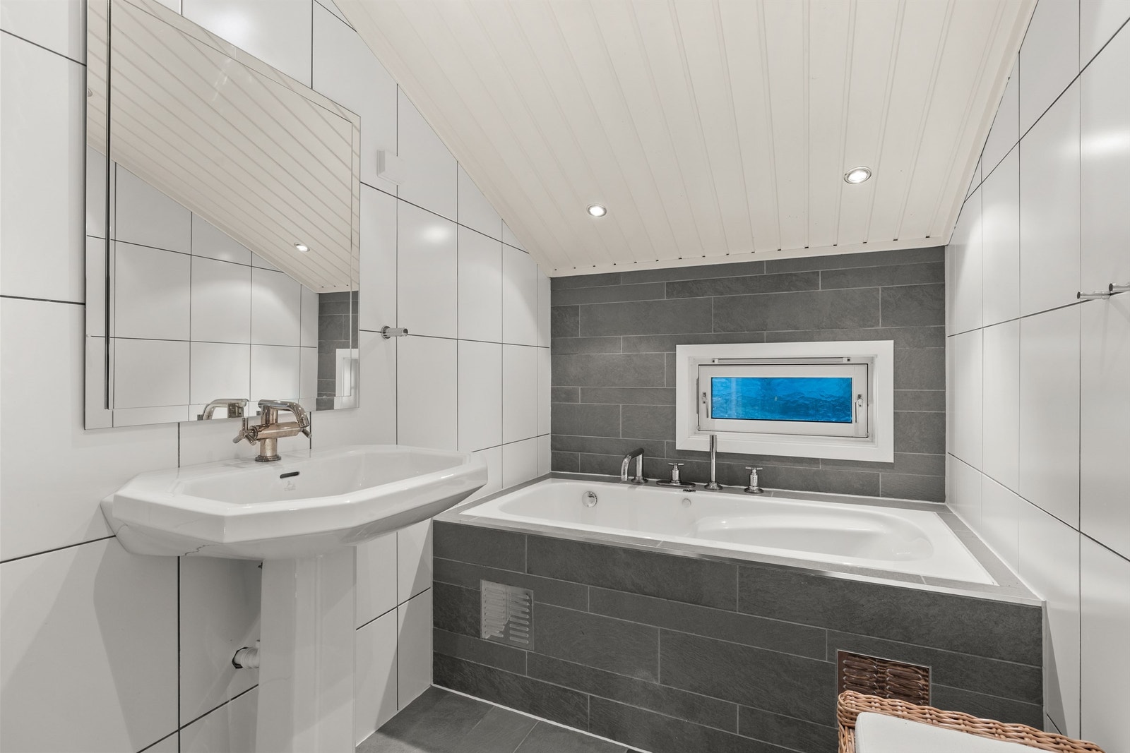 Badet i loftsetasjen er utstyrt med innfliset badekar og downlights i himlingen. Galleribilde