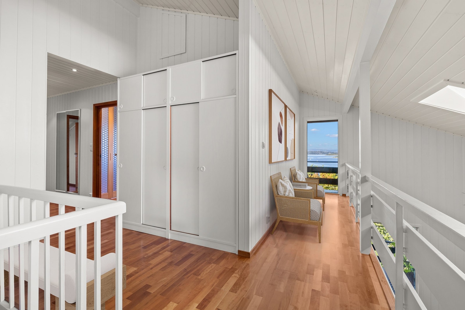 Gang i loftsetasjen med parkettgulv og integrert skyvedørsgarderobe. (Illustrasjon) Galleribilde